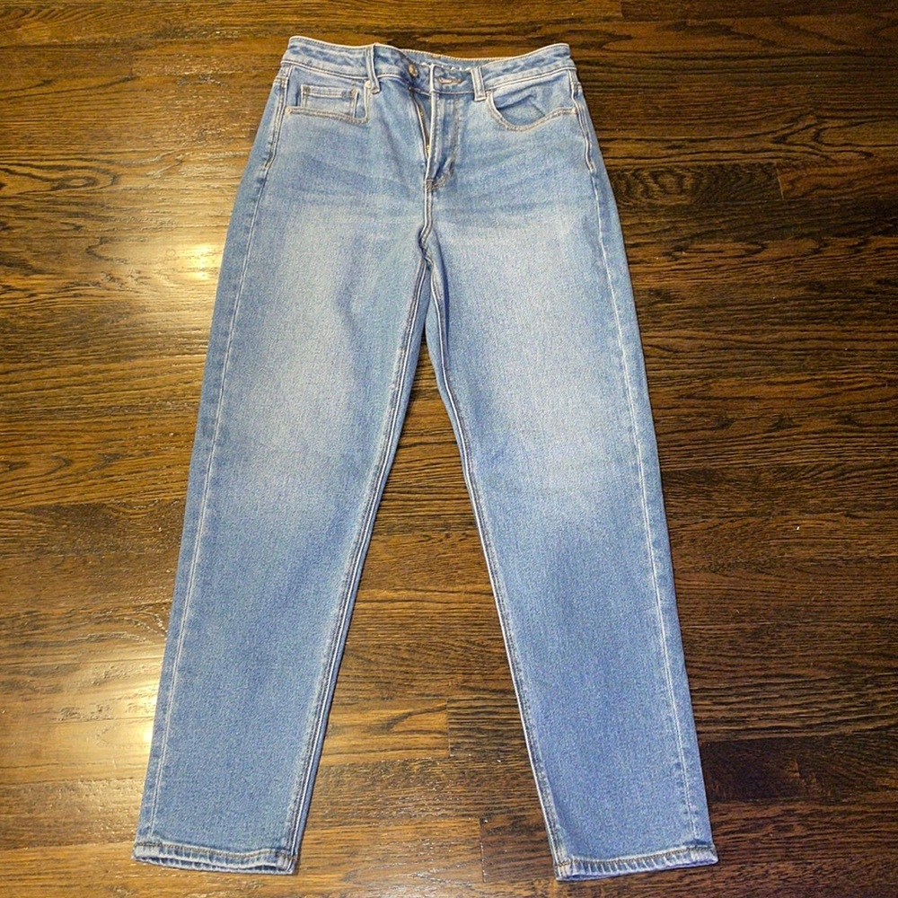 American Eagle: Medium Stretch Mom Jeans 👖